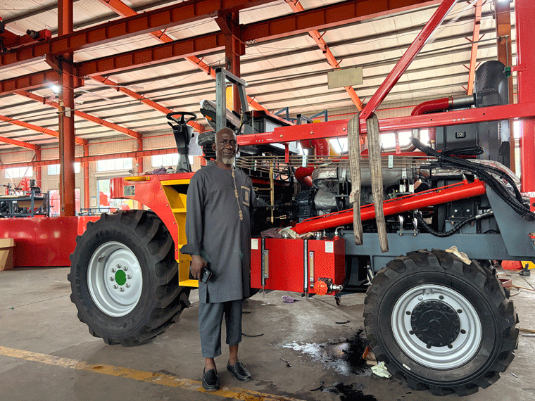 Des clients étrangers visitent Senrui Agricultural And Livestock Equipment pour explorer de nouvelles opportunités de coopération internationale dans le domaine des machines agricoles.