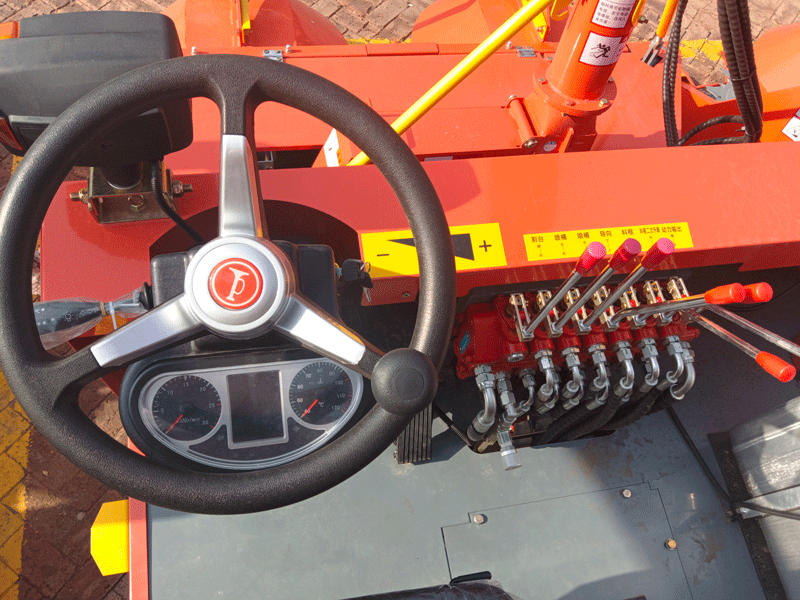 Approvisionnement d’usine 4Qz-1600 moissonneuse-hacheuse de tiges de maïs ensilage automotrice diesel haute performance 175 ch adaptée à l’alimentation du bétail